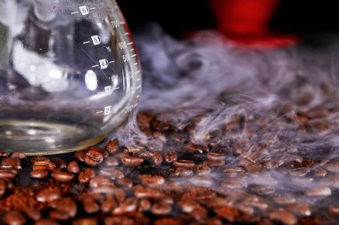 Koyu arkaplanda kahve çekirdeği.