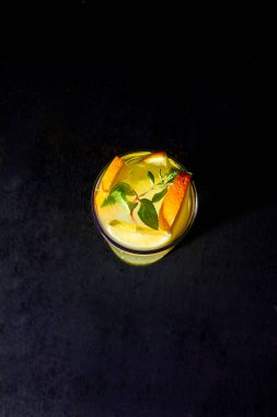 Bir bardak Mojito kokteyli üst görünümü