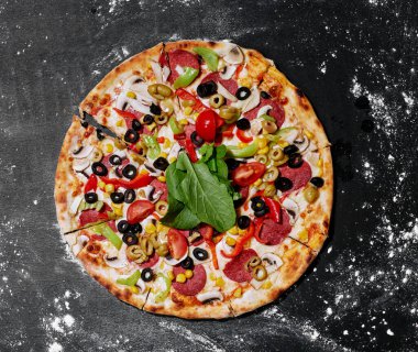 Lezzetli Karışık Pizza, en güzel manzara.