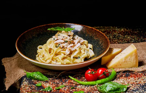 Tavuk etli kremalı makarna.