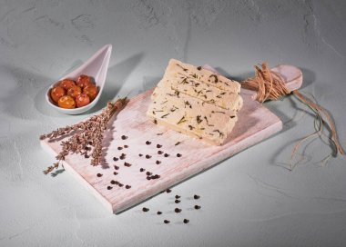 Bitkisel peynir - domuz keserken mavi peynir