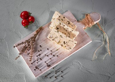 Bitkisel peynir - domuz keserken mavi peynir