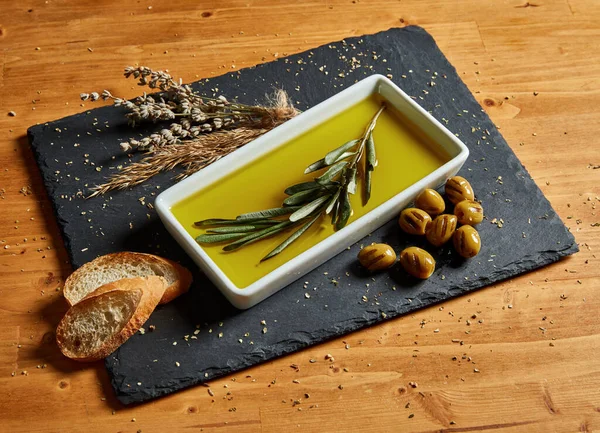 Zeytinyağı ve yeşil zeytin