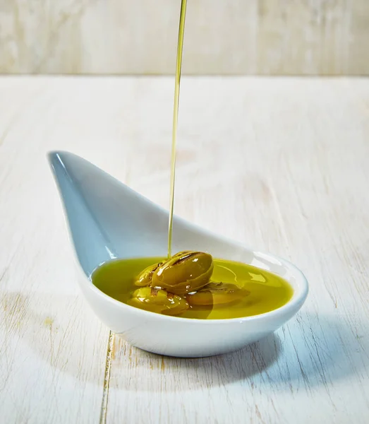 sızma zeytinyağı ve yeşil zeytin