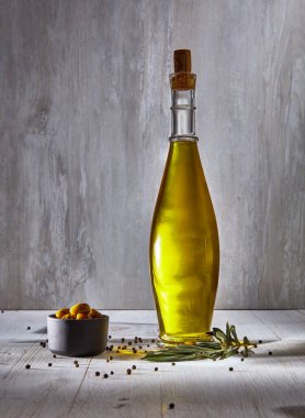 Ekstra Bakire Zeytin Yağı Ürünü Ahşap masanın üstünde