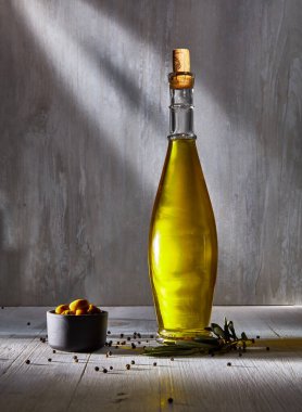 Ekstra Bakire Zeytin Yağı Ürünü Ahşap masanın üstünde
