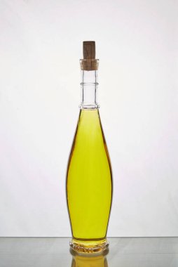 beyaz üzerine zeytinyağı şişesi