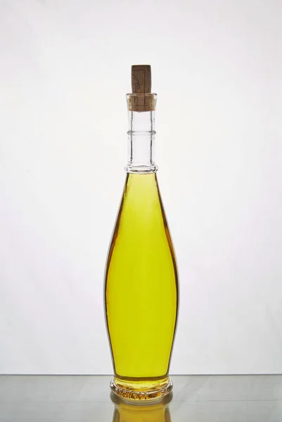 白にオリーブ オイルのボトル — ストック写真