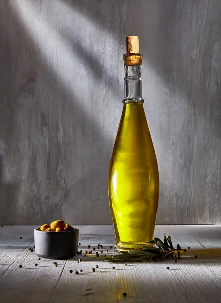 Ekstra Bakire Zeytin Yağı Ürünü Ahşap masanın üstünde