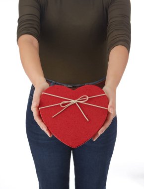 Beyaz arkaplanda, kopyalama alanı olan kalp şeklinde hediye kutusu