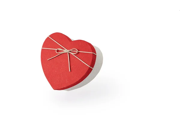 Herzförmige Geschenkschachtel Auf Weißem Hintergrund Mit Kopierraum — Stockfoto