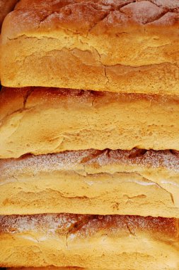 Taze fırınlanmış somunlar üst üste yığılmıştır. Fırın.