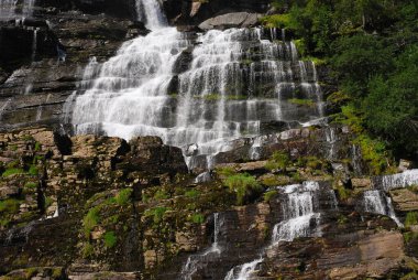 Norveç 'teki Tvindefossen ya da Trollfossen şelalesi manzarası. Voss, Vestland ilçesi..