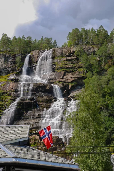 Νορβηγική Σημαία Κυματίζει Στην Οροφή Στο Βάθος Καταρράκτης Tvindefossen Trollfossen — Φωτογραφία Αρχείου