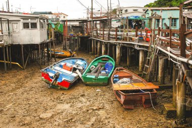 Tai O balıkçı köyü, Lantau Adası. İlkel metal levhalar, balıkçı teknelerinin demirlediği sütunların üzerinde duruyor. Hong Kong 'da popüler bir turizm merkezi..