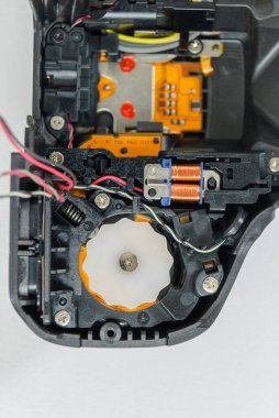 Kağıt arkaplanda dijital bir kameradan alınan motor parçaları ve yedek parçalar beyaz bir arkaplan