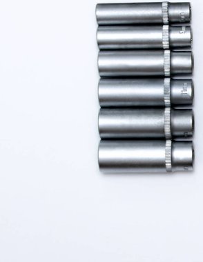 Soket başlıkları, soket anahtarı, tornavida yakın plan.