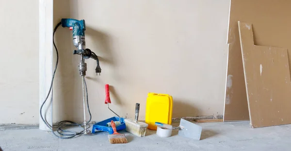 Man Cleaning Wall Brush — стоковое фото