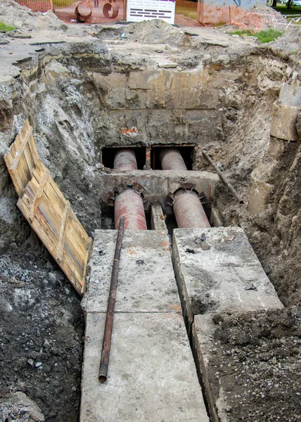 Şehirdeki eski paslı metal boru.