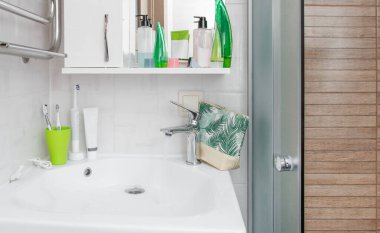 Modern banyo lavabosu ve musluğu var.