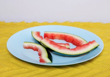 Tabakta dilimlenmiş karpuz.
