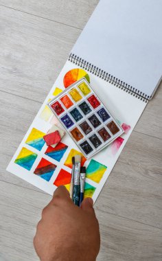 Sanatçı bir kişinin resmini çizer