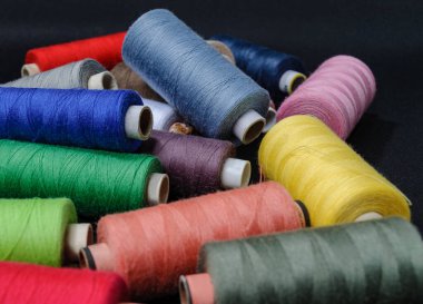 Beyaz arkaplanı dikmek için renkli iplikler