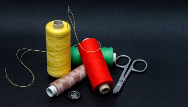 Siyah arkaplanda iplik ve iplik dikiliyor