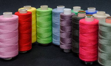 Beyaz arkaplanı dikmek için renkli iplikler