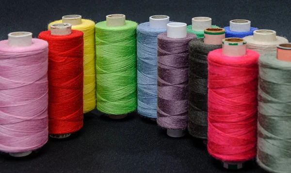 Beyaz arkaplanı dikmek için renkli iplikler