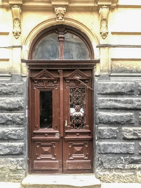 Porta Madeira Velha Com Uma Janela — Fotografia de Stock