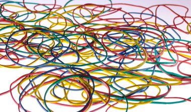 beyaz arkaplanda çok renkli ataçlar