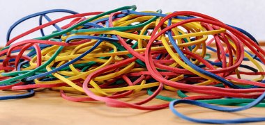 Beyaz arkaplanda renkli ataçlar