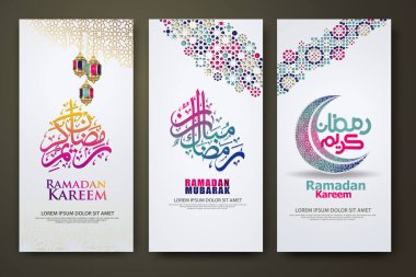 Lüks ve zarif bir şablon, kaligrafi İslami Ramazan Kareem, hilal ay, geleneksel fener ve cami desenli İslami zemin. Vektör illüstrasyonu.