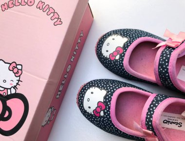 Malang, Endonezya - 10 Haziran 2022: Kutulu Hello Kitty çocuk ayakkabıları