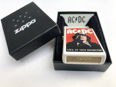 Malang, Endonezya - 12 Mayıs 2022: Efsanevi rock grubu ACDC işbirliğiyle özel baskı zippo çakmağı