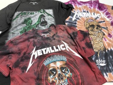 Malang, Endonezya - 10 Haziran 2022: Metallica marka kravat desenli tişört koleksiyonu.
