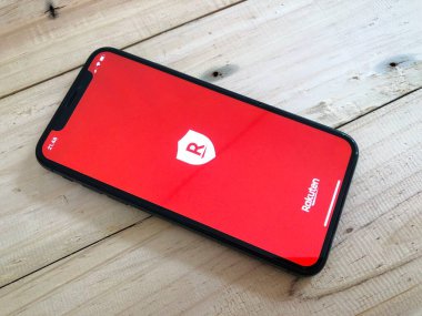 Malang, Endonezya - 22 Mayıs 2022: Apple iPhone ekranında Rakuten uygulama simgesi. Rakuten, Japonya merkezli bir e-ticaret servisidir..