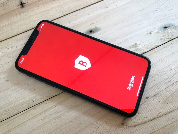 Malang, Endonezya - 22 Mayıs 2022: Apple iPhone ekranında Rakuten uygulama simgesi. Rakuten, Japonya merkezli bir e-ticaret servisidir..