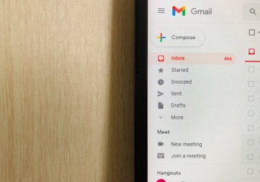Malang, Endonezya - 19 Mayıs 2022: Gmail uygulaması web siteleri dizüstü bilgisayarda gösteriliyor, Gmail Google tarafından geliştirilen ücretsiz bir e-posta servisidir..