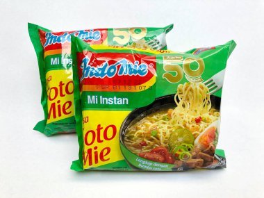 Malang, Endonezya - 3 Haziran 2022: Indomie Soto aromalı hazır erişte, Indomie Endonezya 'da hazır eriştenin öncülerinden ve dünyanın en büyük hazır erişte üreticilerinden biridir..