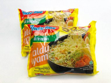 Malang, Endonezya - 3 Haziran 2022: Indomie tavuk suyu aromalı hazır erişte, Indomie Endonezya 'da hazır eriştenin öncülerinden ve dünyanın en büyük hazır erişte üreticilerinden biridir..