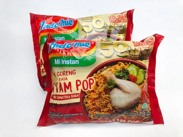 Malang, Endonezya - 3 Haziran 2022: Indomie hazır erişte ve tavuk pop tadında, Indomie Endonezya 'da hazır eriştenin öncülerinden ve dünyanın en büyük hazır şehriye üreticilerinden biridir..