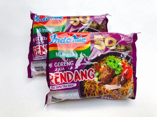 印度尼西亚马兰 2022年6月3日 英铎米方便面与仁当调味 英铎米是印尼方便面的先驱 也是世界上最大的方便面制造商之一 — 图库照片