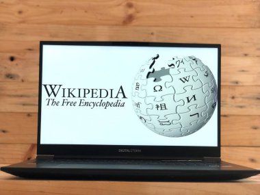 Malang, Endonezya - 1 Haziran 2022: Wikipedia logo uygulaması dizüstü ekranda. Vikipedi, veri hakkında bilgi edinmek için oluşturulan ücretsiz, açık içerik çevrimiçi bir ortamıdır..