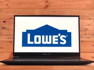 Malang, Endonezya - 31 Mayıs 2022: Lowes logo uygulaması dizüstü ekranda. Lowe 's bir ev geliştirme şirketi. Şirket bakım, yenileme ve dekorasyon için geniş bir yelpazede ürün sunuyor..