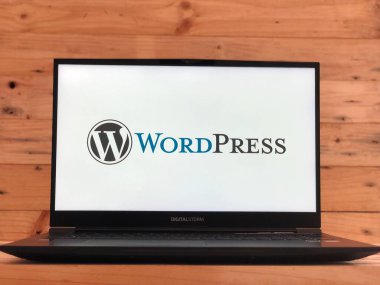 Malang, Endonezya - 1 Haziran 2022: WordPress logo uygulaması dizüstü ekranda. WordPress, kullanıcıların dinamik web siteleri ve bloglar oluşturmasını sağlayan açık kaynak içerik yönetim sistemidir..