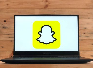 Malang, Endonezya - 1 Haziran 2022: Bilgisayar ekranında Snapchat logo uygulaması. Snapchat, kullanıcıların 