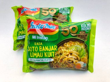 Malang, Endonezya - 3 Haziran 2022: Indomie hazır şehriye Soto Banjar limonu, beyaz arka planda tipik Güney Kalimantan.