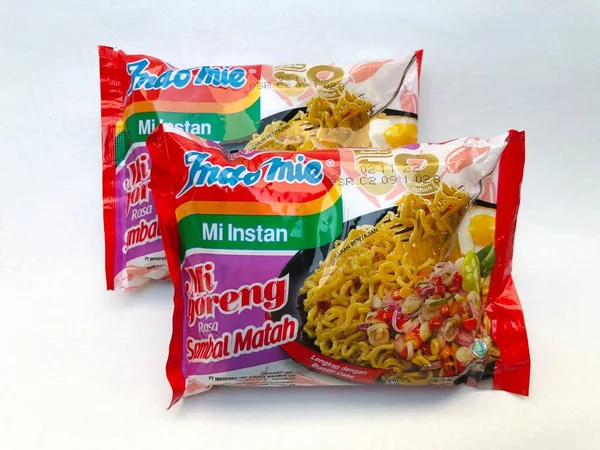 Malang, Endonezya - 3 Haziran 2022: Sambal Matah aromalı Indomie hazır şehriye, Endonezya 'daki hazır eriştelerin öncülerinden ve dünyanın en büyük hazır şehriye üreticilerinden biridir..